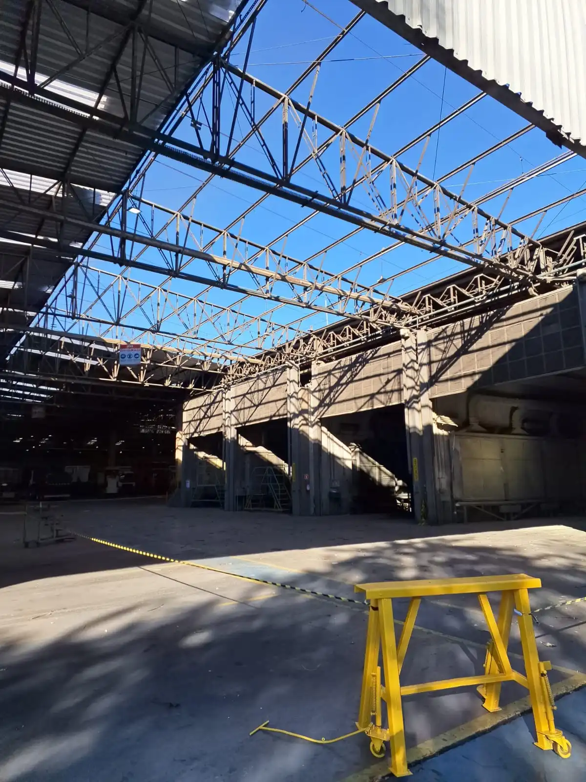 Estrutura de galpão industrial durante manutenção de cobertura