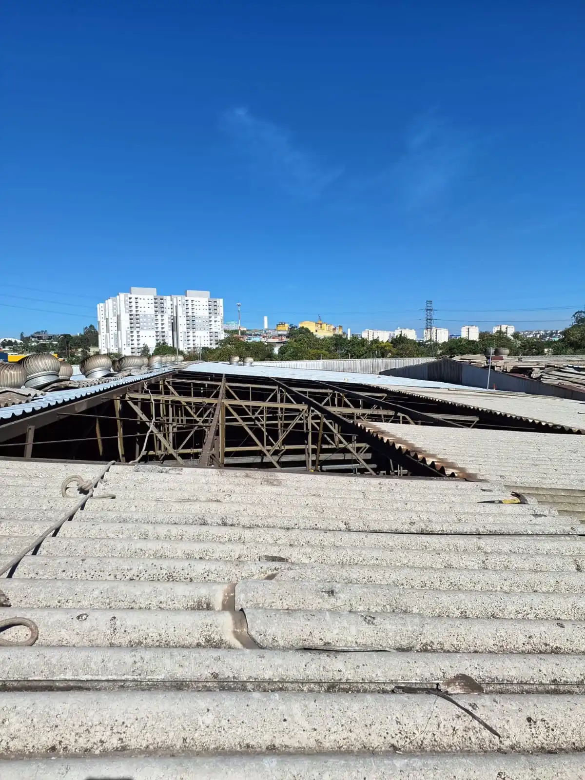 Telhado industrial com trechos de cobertura em recuperação
