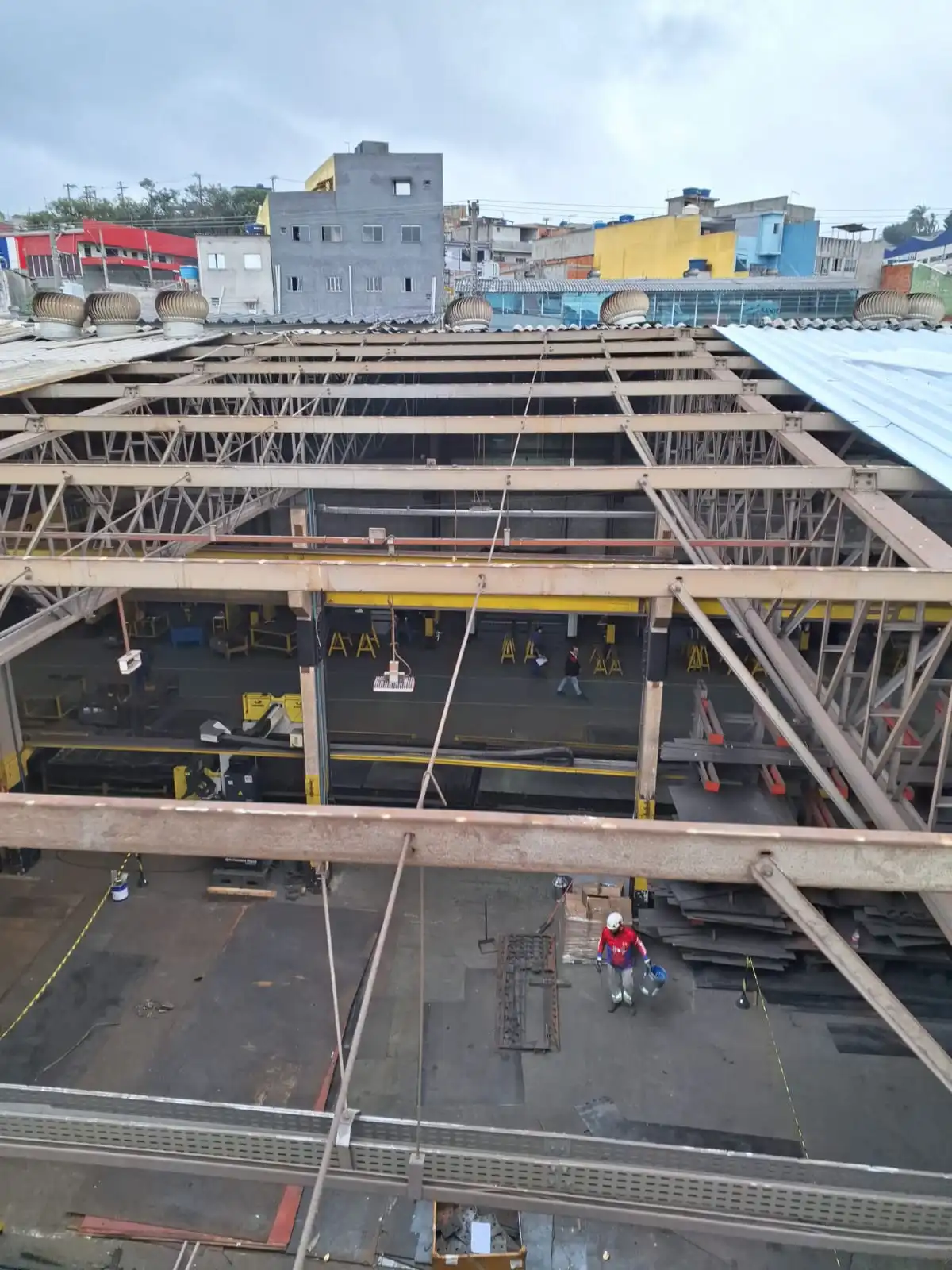 Estrutura metálica industrial durante reforma da cobertura