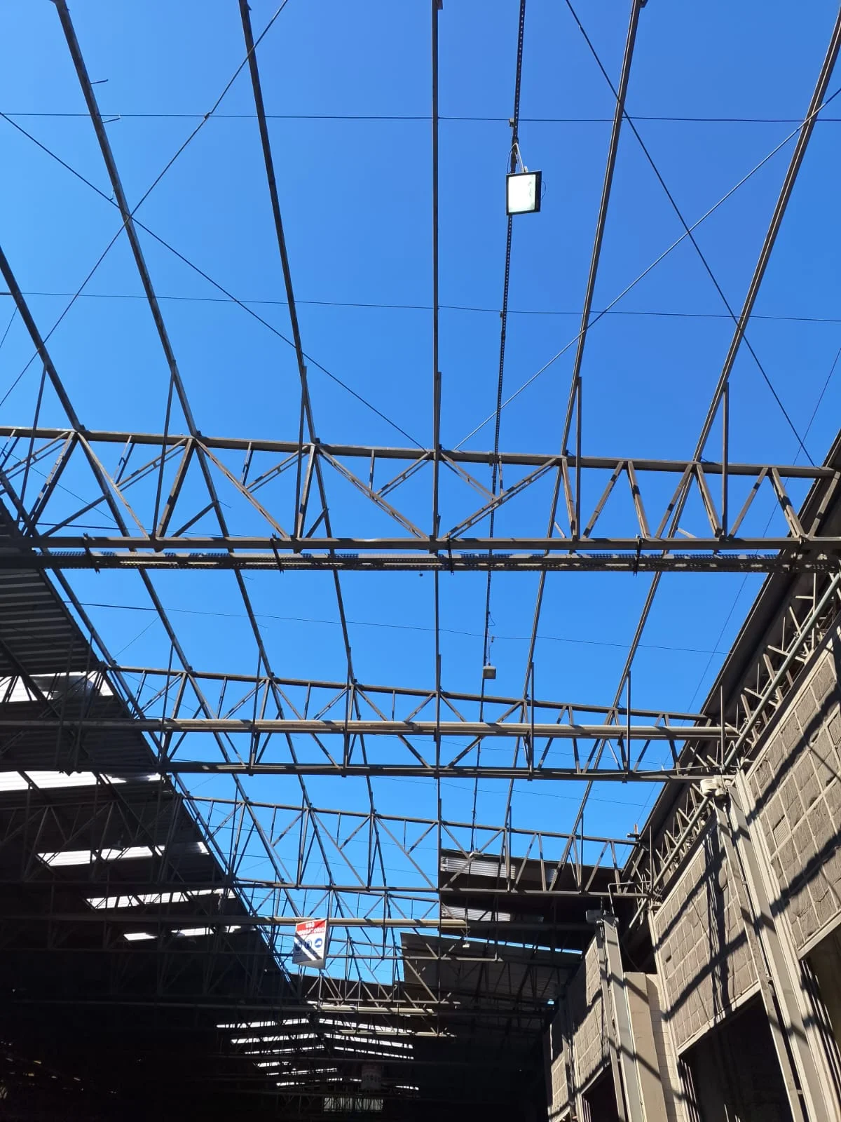 Vista interna da estrutura metálica de um galpão industrial